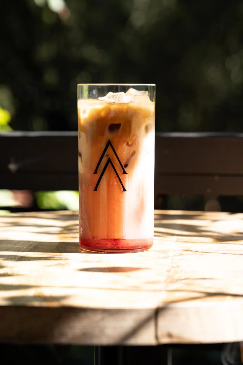 Bebida Λ en la terraza, sol de tarde sobre la mesa
