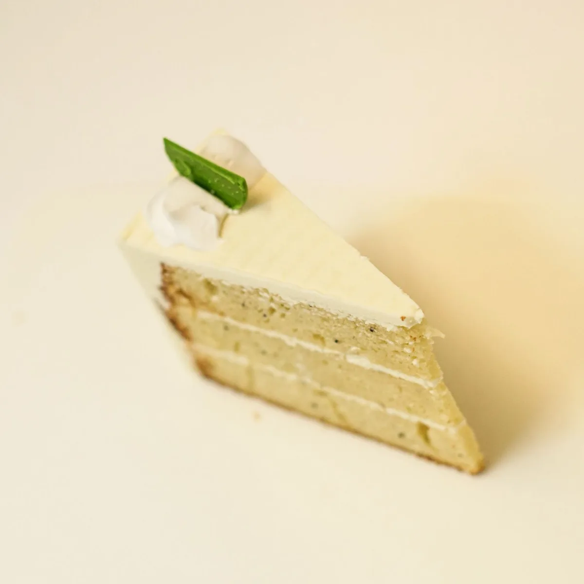 Rebanada de pastel de vainilla en la vitrina