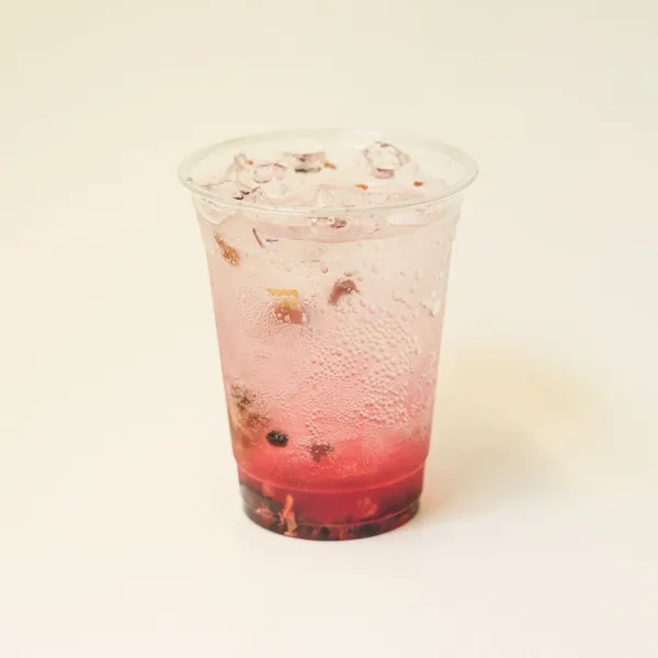 Bebida de frutos rojos con hielo