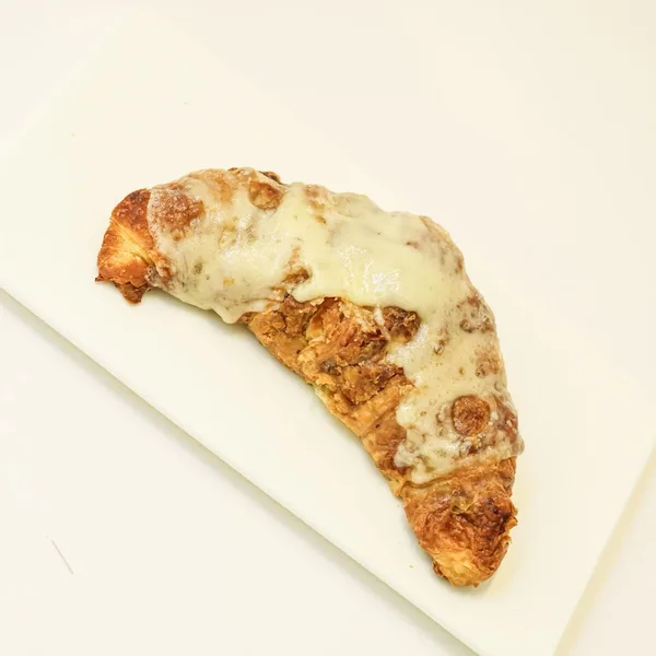 Croissant de jamón y queso gratinado