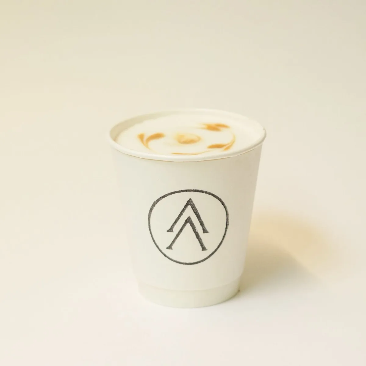 Latte con arte en taza Atrio