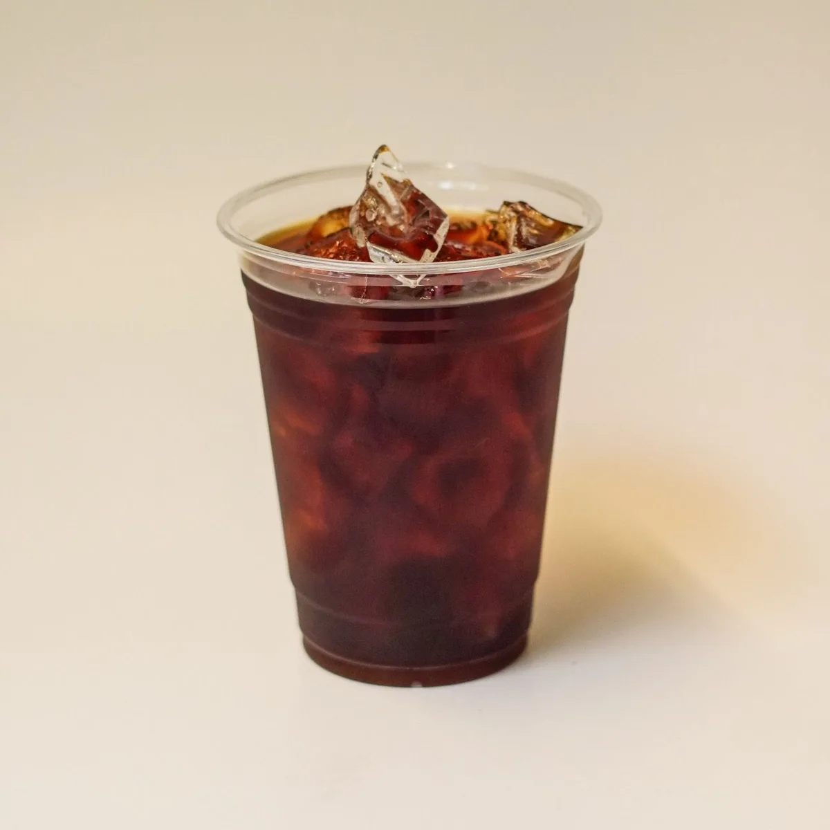 Café frío servido en vaso Atrio