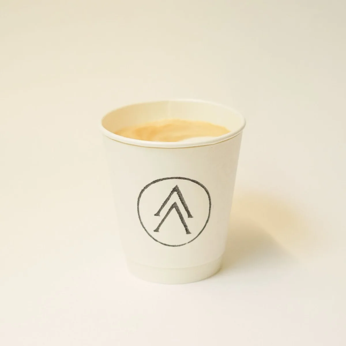 Café en taza Atrio con el isotipo