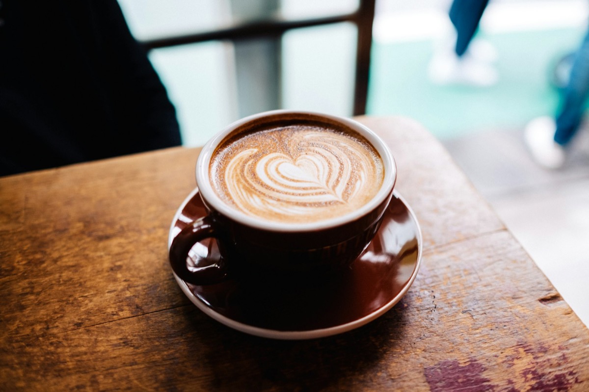 Taza de cerámica con capuchino